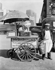 Berenice Abbott - Hot Dog Stand, 1936