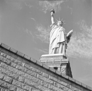 Edmund Vincent Gillon - [Statue of Liberty], 1945-1965