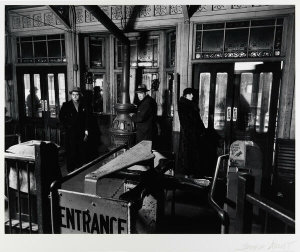 Berenice Abbott - El Station: Sixth and Ninth Avenue Lines, Downtown Side, 1936