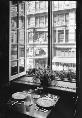 Samuel Herman Gottscho - Herald Square Hotel. Window detail, colonial dining room, 1932