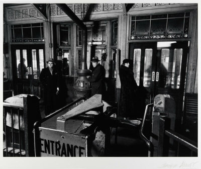 Berenice Abbott - El Station: Sixth and Ninth Avenue Lines, Downtown Side, 1936